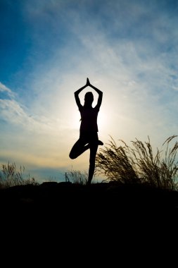 güzel bir gün batımı sırasında Yoga