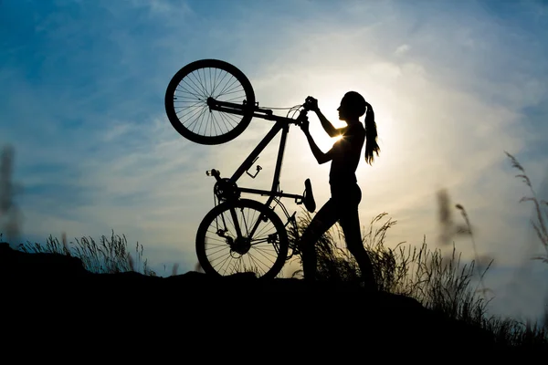 骑自行车的人，在日落时的剪影 — 图库照片