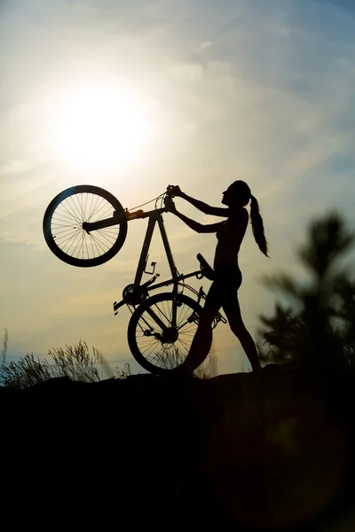 Silhouette del ciclista al tramonto — Foto Stock