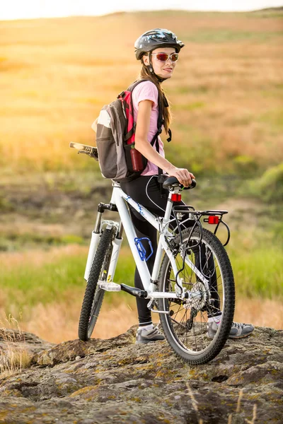 Turist bisikletçi rahatlatıcı — Stok fotoğraf