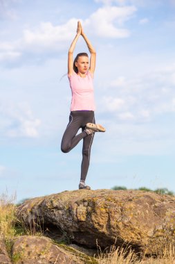 Yoga Çalışan Genç Kadın