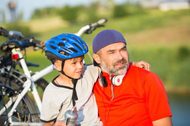 sevimli aile bisiklet sürme keyfi