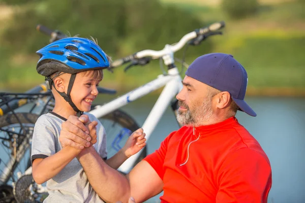 Padre e figlio braccio divertirsi — Foto Stock