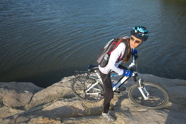 Mulher ciclista — Fotografia de Stock