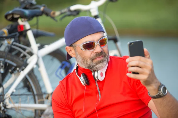 Mutlu erkek bisikletçi — Stok fotoğraf