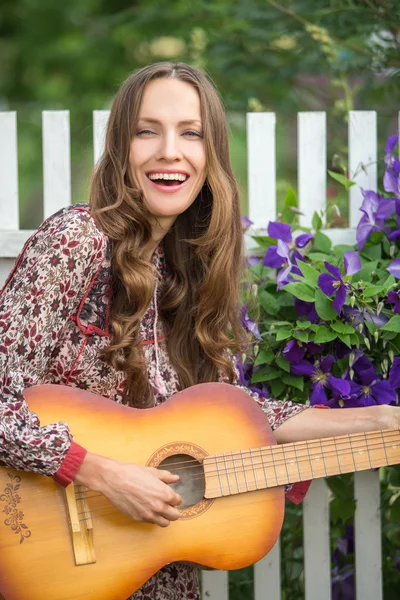 Giovane donna che suona la chitarra — Foto Stock