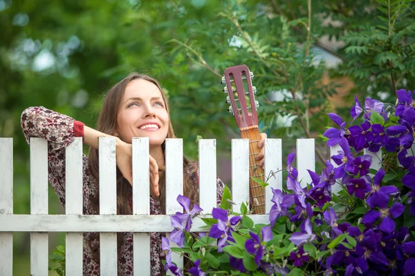 Vrouw genieten van de natuur — Stockfoto