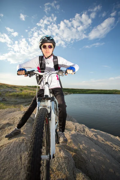 Joven ciclista en bicicleta — Foto de Stock