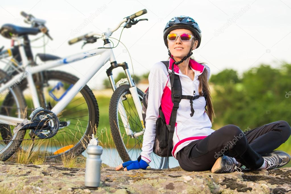 Mujer hermosa bicicleta deportiva fotograf a de stock
