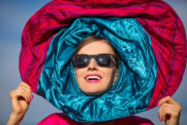 Retrato de moda mujer en bufanda —  Fotos de Stock