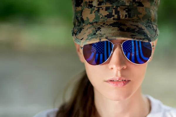 Linda cabeça de menina do exército dos EUA em uniforme de combate — Fotografia de Stock