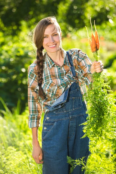 Hermoso jardinero trabajando en el jardín — Foto de Stock