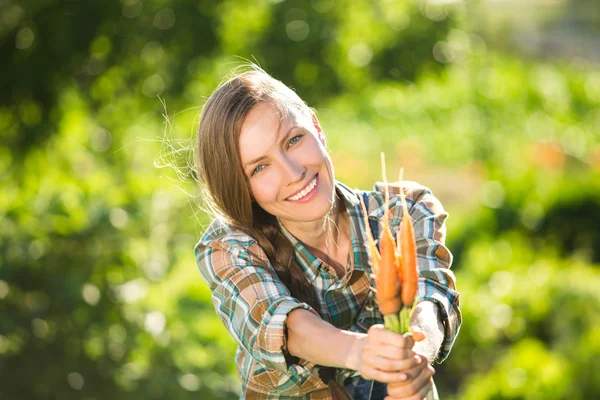 Agriculteur heureux avec culture — Zdjęcie stockowe