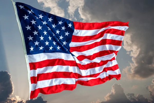 Σημαία των Ηνωμένων Πολιτειών της Αμερικής στον ουρανό — Φωτογραφία Αρχείου