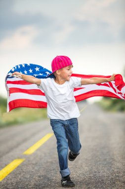 Amerikan bayrağı ile mutlu çocuk