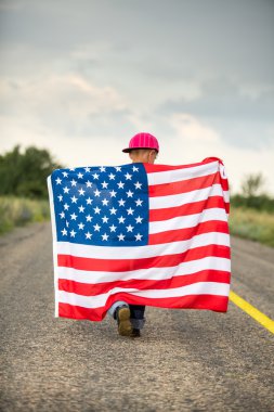 Amerikan bayrağı ile mutlu bir çocuk
