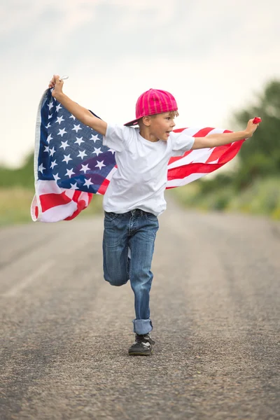 Rapaz feliz com bandeira americana — Fotografia de Stock