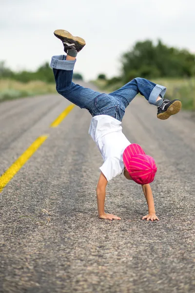 Liten pojke dancing break dance — Stockfoto