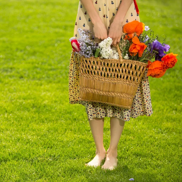 Donna con cesto fiori — Foto Stock