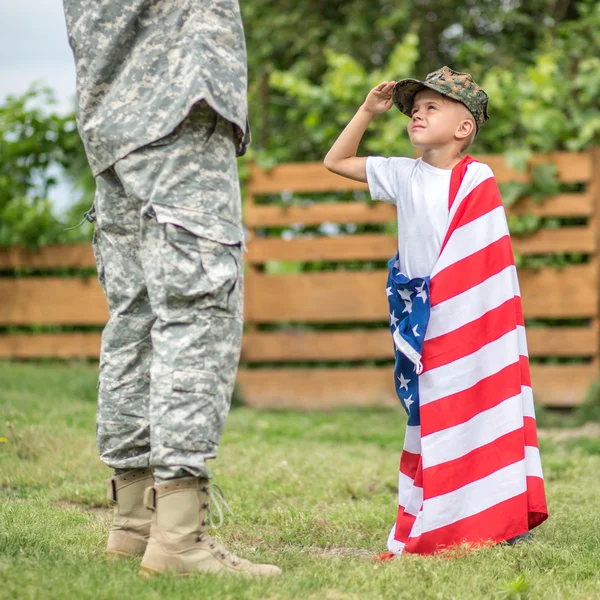 Soldado americano y su hijo se saludan — Foto de Stock