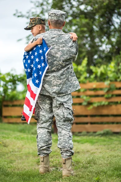 Vater umarmt seinen Sohn. amerikanische Familie — Stockfoto