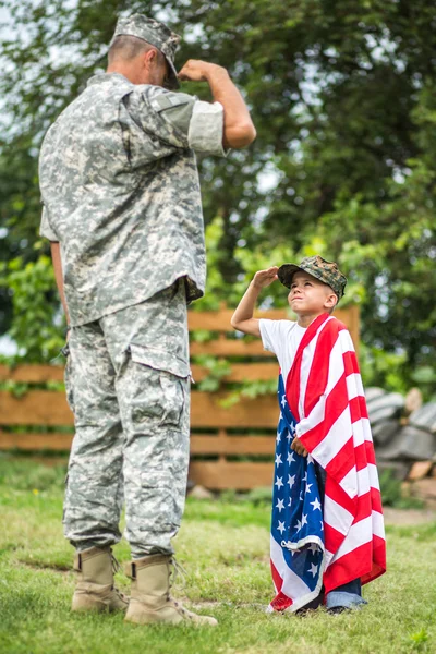 Soldado americano y su hijo se saludan — Foto de Stock