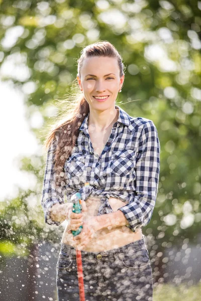 Krásná žena v letní zahradě — Stock fotografie