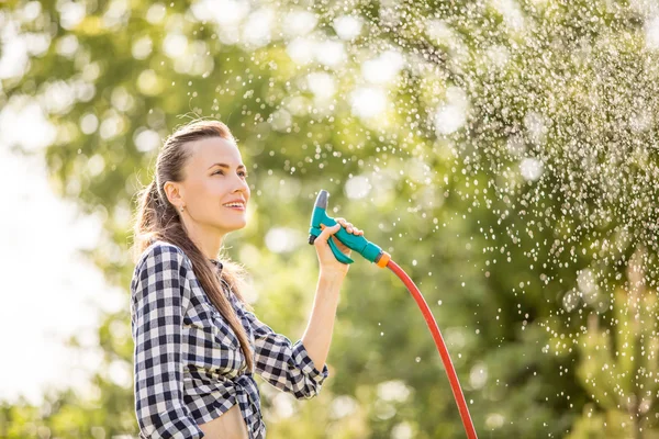 Schöne Frau im Sommergarten — Stockfoto