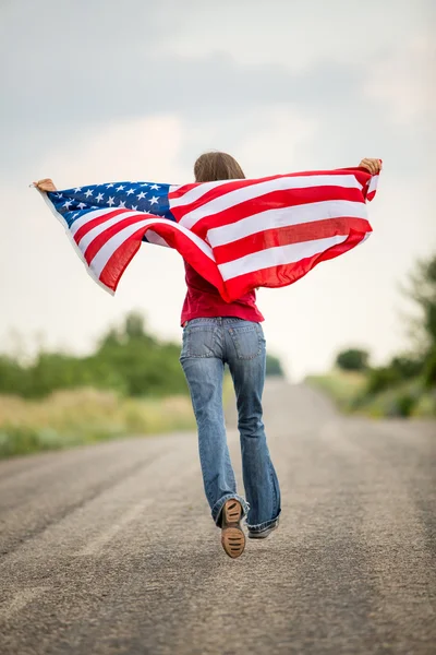 アメリカの国旗を持つ若い女性。独立記念日 — ストック写真