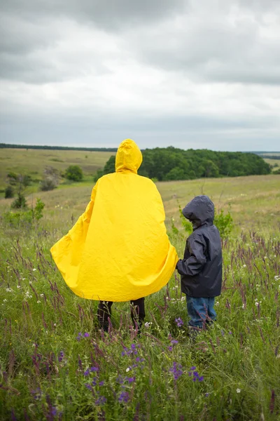Rodzinne spacery piesze wycieczki na deszczowy dzień — Zdjęcie stockowe