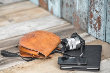 fotoğraf makinesi, dijital tablet ve siyah smartphone