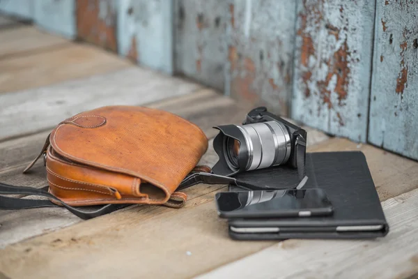 Fotocamera, digitale Tablet PC- en zwarte smartphone — Stockfoto