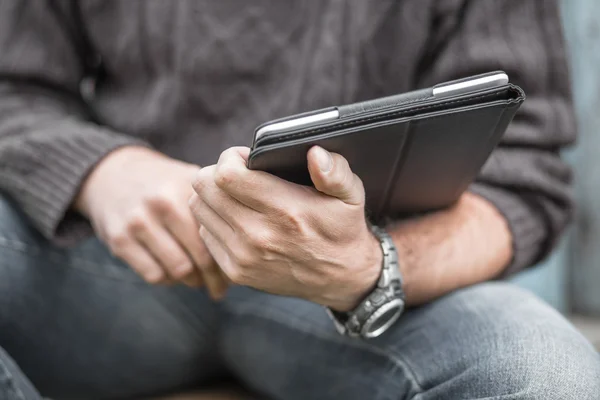 Man met tablet — Stockfoto