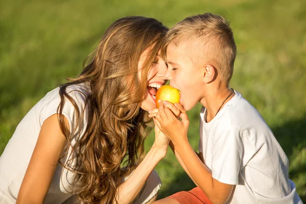 Glückliche Familie isst Apfel — Stockfoto