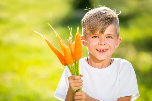 Happy Kid с овощами — стоковое фото