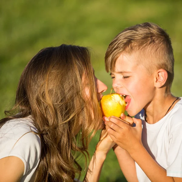 Lyckliga familjen ha roligt — Stockfoto