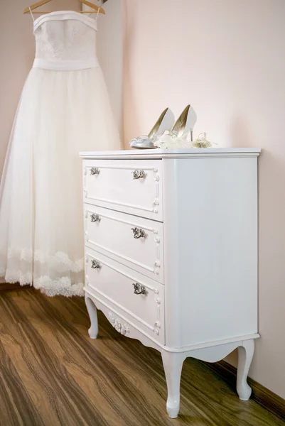 White wedding shoes in a hotel — Stock Photo, Image