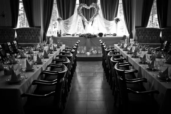 Restaurante vacío. blanco y negro —  Fotos de Stock