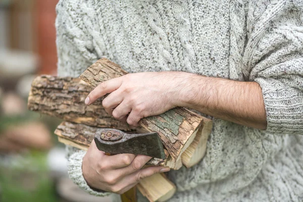 Manos masculinas con troncos de madera y hacha — Foto de Stock