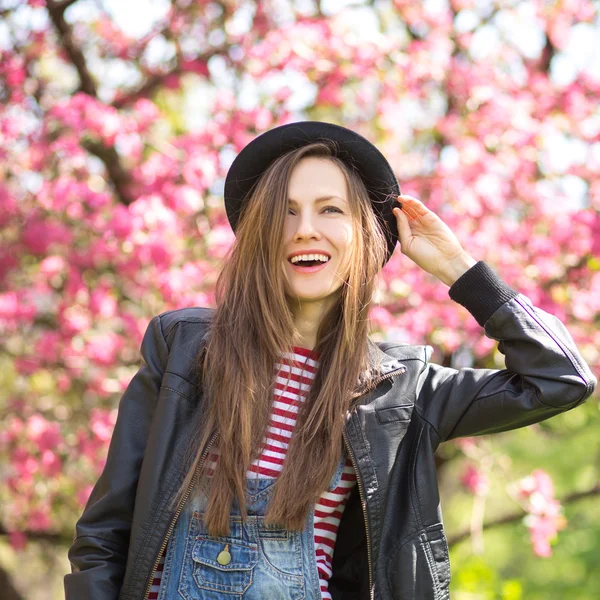 Beautiful hipster woman in the park — Stock Photo, Image