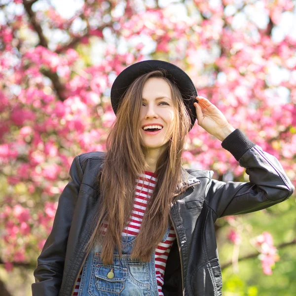 Vacker hipster kvinna i parken — Stockfoto