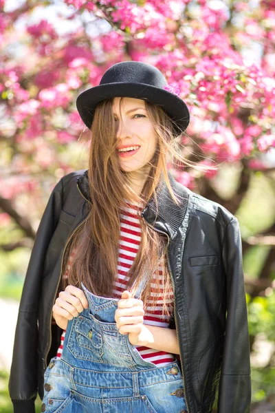 Hipster piękna kobieta w parku — Zdjęcie stockowe