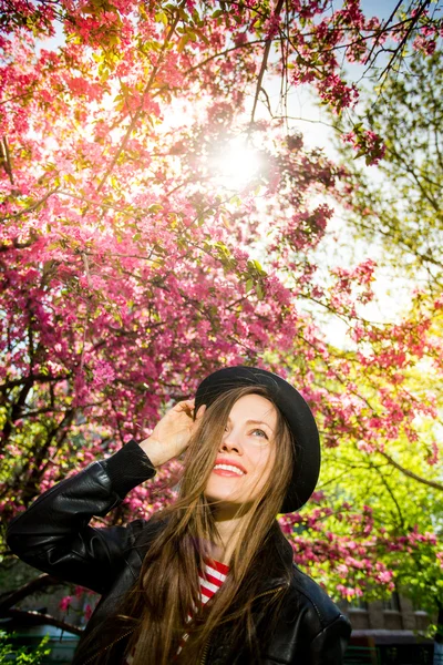 Gelukkig hipster meisje vreugde in het park — Stockfoto