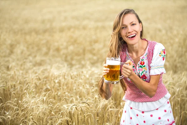 Menina bonita com cerveja — Fotografia de Stock