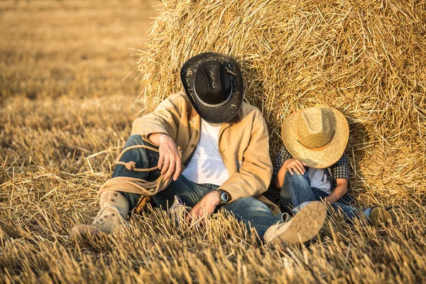 Père heureux avec un fils dans le champ — Photo