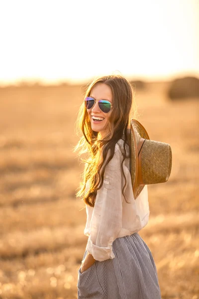 Giovane donna in cappello e occhiali da sole — Foto Stock