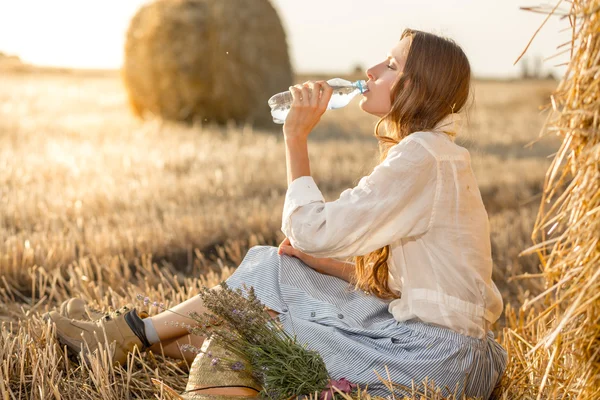 女性の飲み物水の屋外のポートレート — ストック写真