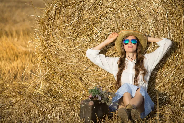 Sexy fashion woman in hat and sunglasses — Stock Photo, Image