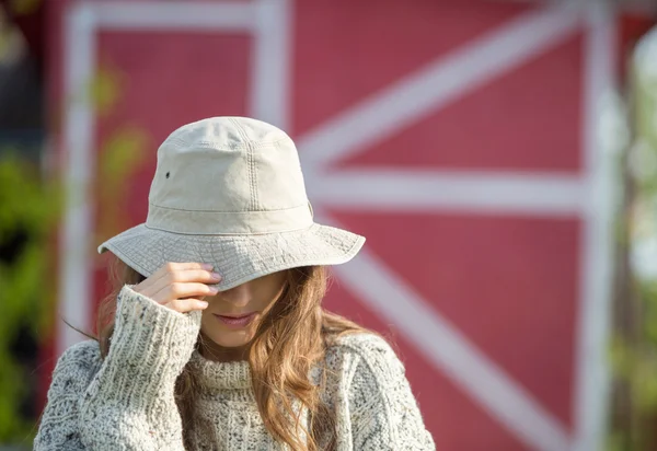 Triste femme au chapeau — Photo