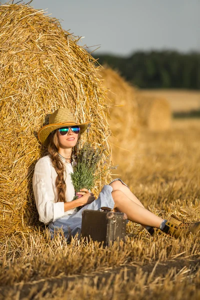 Mode vrouw met koffer — Stockfoto